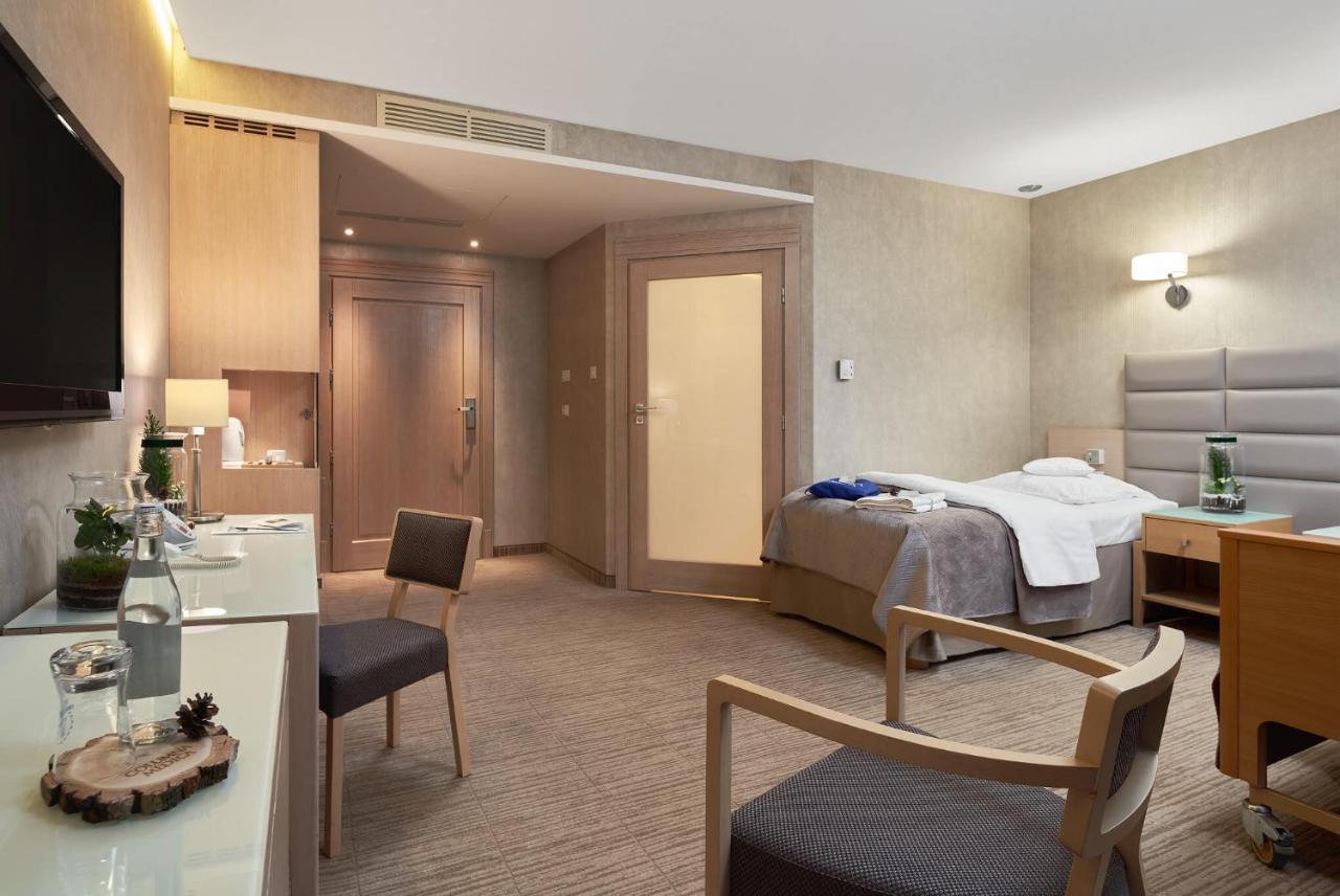 Columna Medica Hotel Łask Kültér fotó
