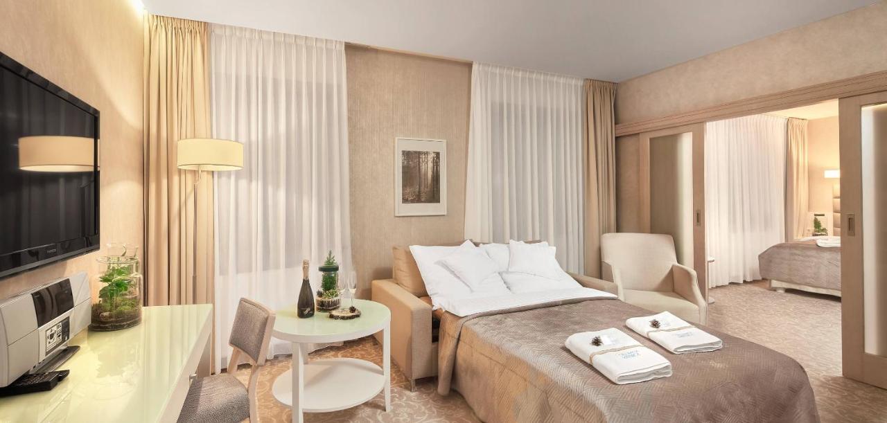 Columna Medica Hotel Łask Kültér fotó