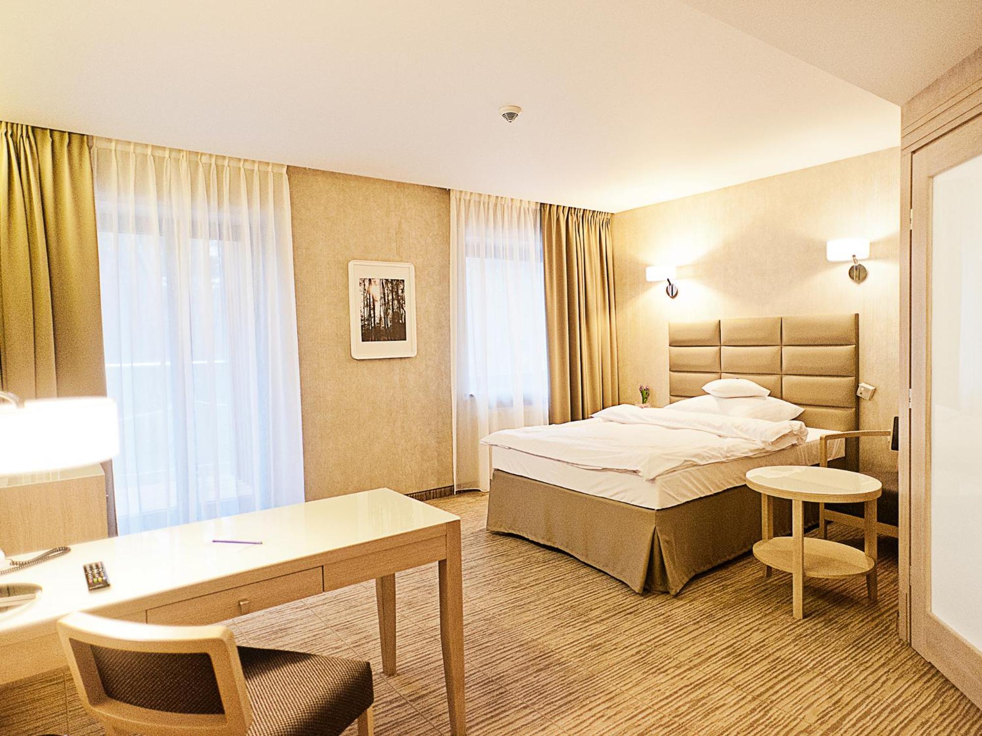 Columna Medica Hotel Łask Szoba fotó