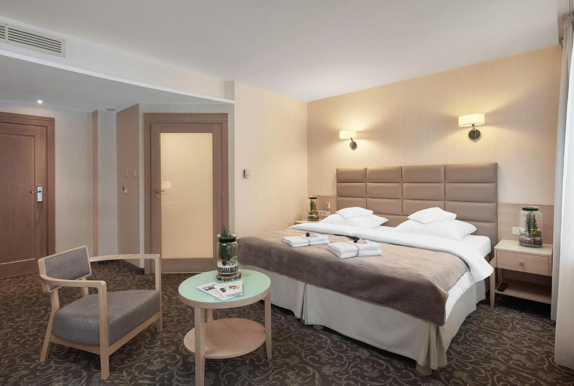 Columna Medica Hotel Łask Kültér fotó