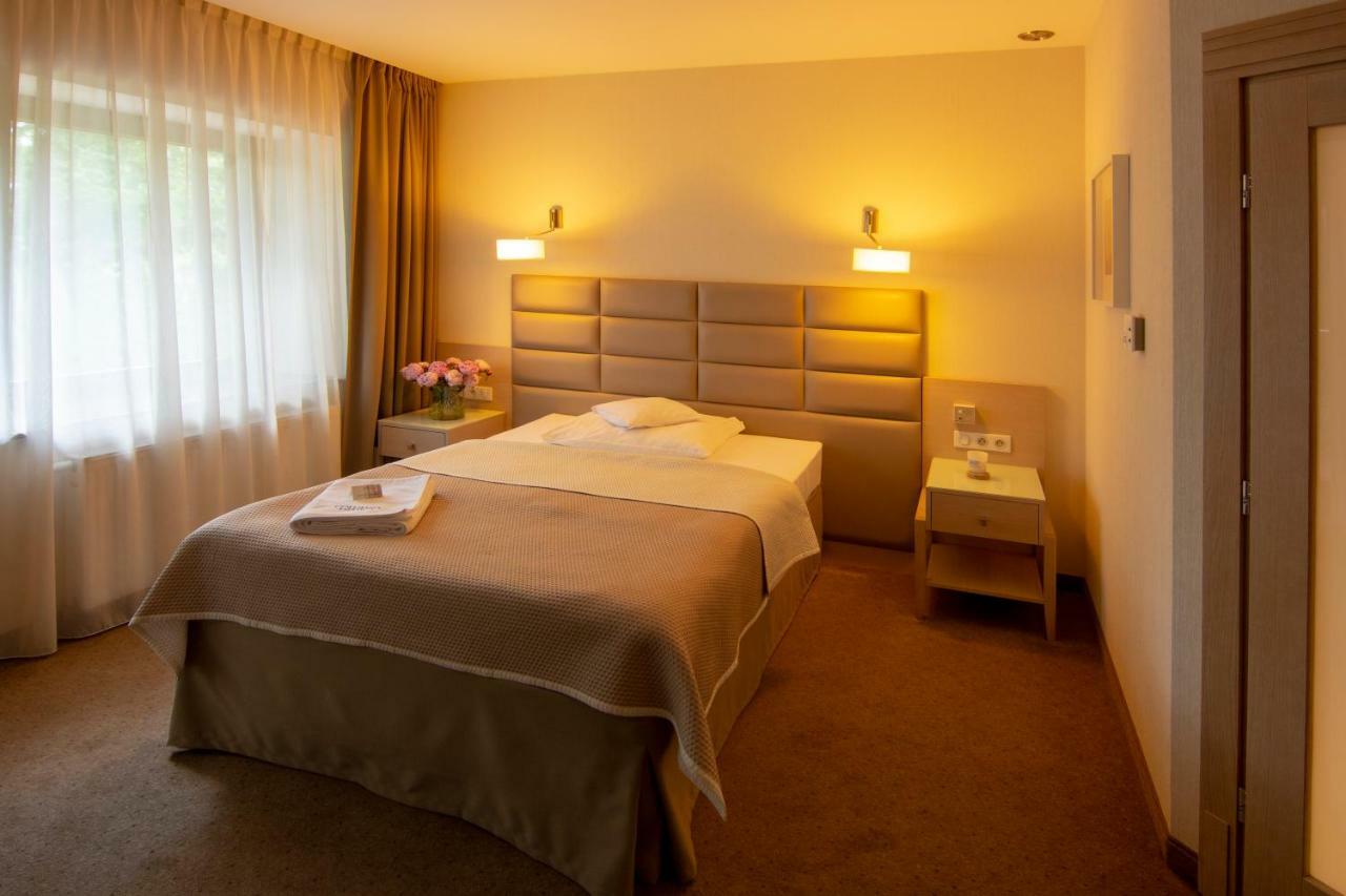 Columna Medica Hotel Łask Kültér fotó
