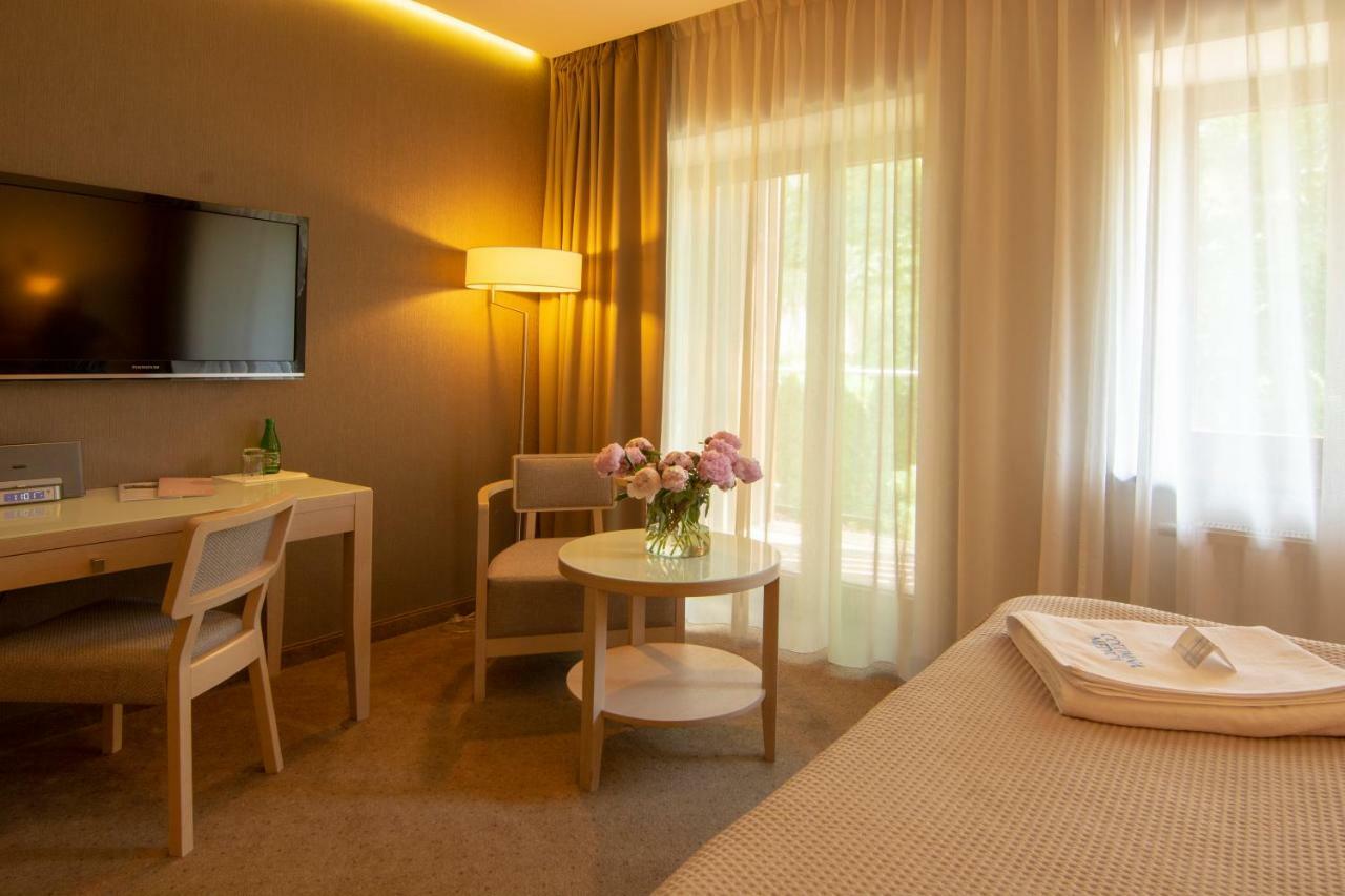 Columna Medica Hotel Łask Kültér fotó